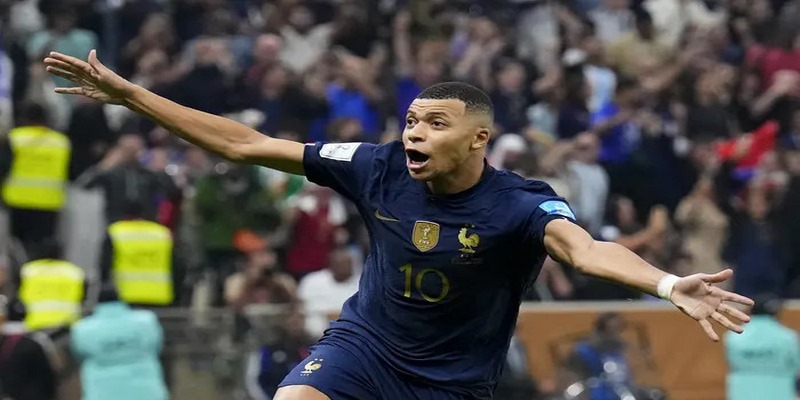 Kylian Mbappe luôn nhận nhiều sự yêu mến của người hâm mộ